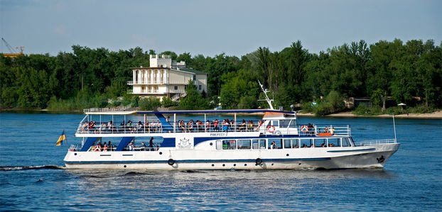 По Днепру на прогулочном теплоходе