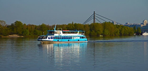 Прогулочные теплоходы открыли навигацию в Киеве